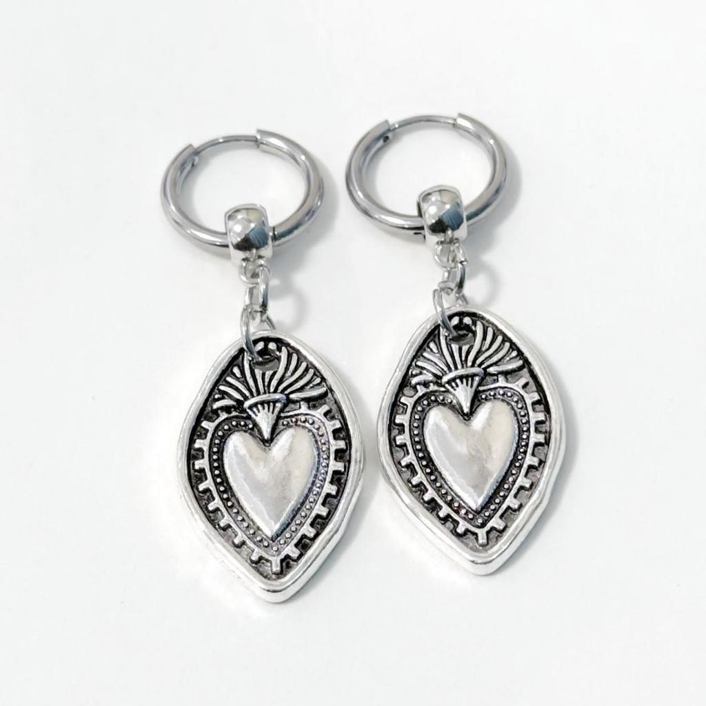 Bohemian Retro Gold Color Shield Heart-shaped Relief Pendant Dangle Earrings for Women Personality Trendy Jewelry Accessory Gift