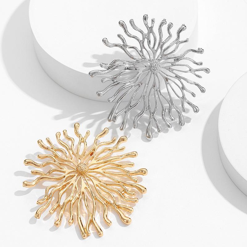 Exaggerated Snowflake Brooch Pin - Stylish Accessory for Women's Daily Wear
