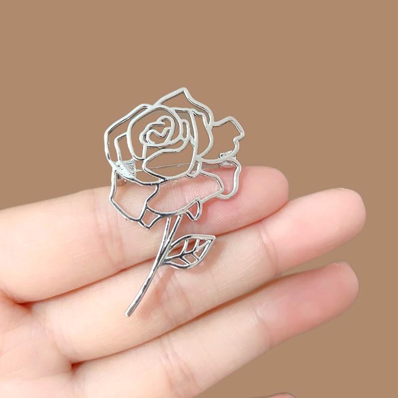 Hollow Out Rose Brooch for Women Metal Badge Fashion Exquisite Corsage Lapel Pins Clothing Accessories