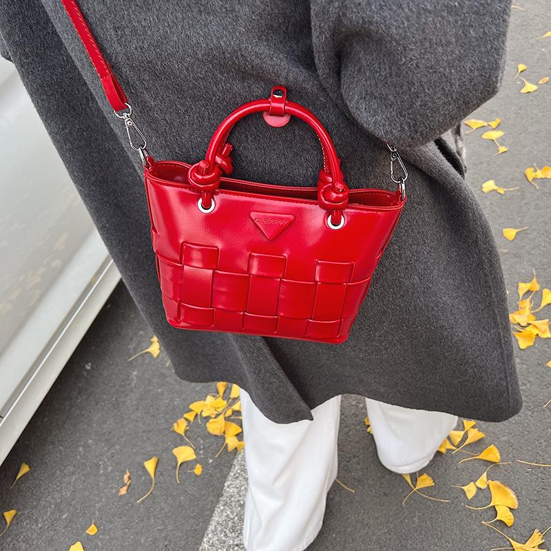Retro hand-carried bucket bag, high-end women's bag, design sense, woven vegetable basket, messenger bag, fashion bag.