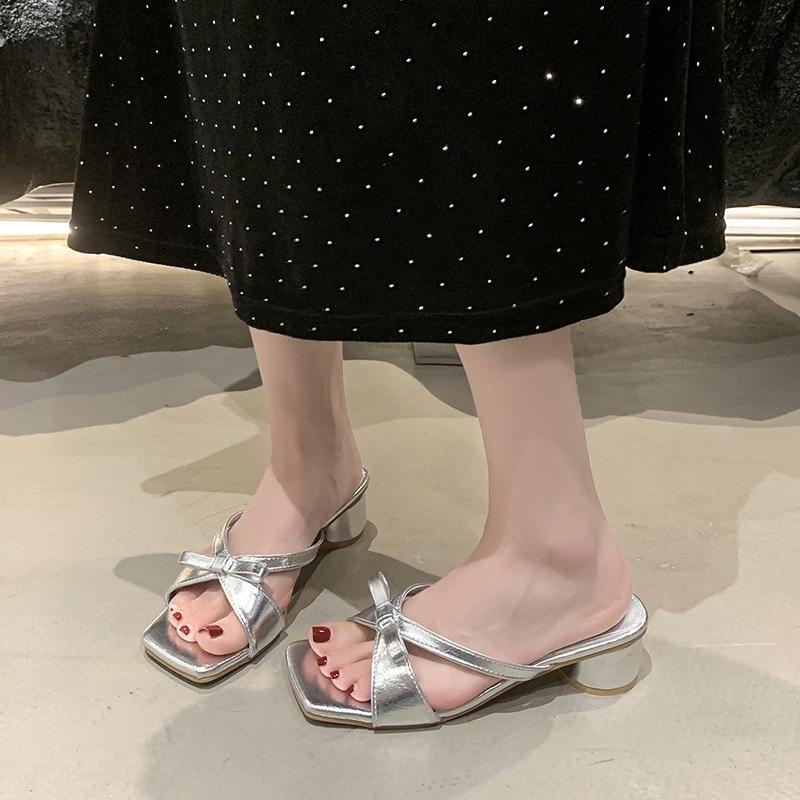Neue Fliegen-Cool-Slipper, Sommer Silber mit Rock, eckige Zehenpartie, silberne Sandalen