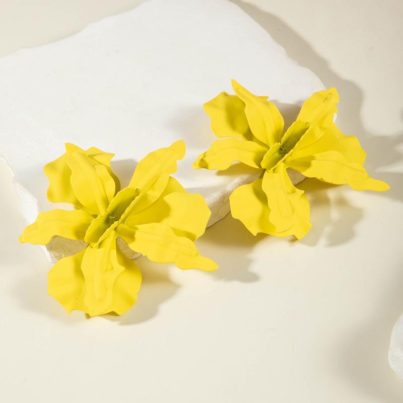 Exquisite temperament flower earrings, geometric exaggerated matte stud earrings