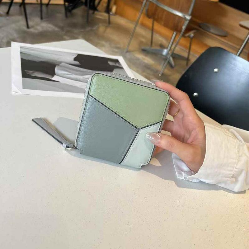 

2025 Новый Кошелек из натуральной кожи, женская сумочка, кошелек, короткий стиль, простой цвет, контрастный геометрический узор, сращивание, одинарная молния, женские деньги 12x11x2CM