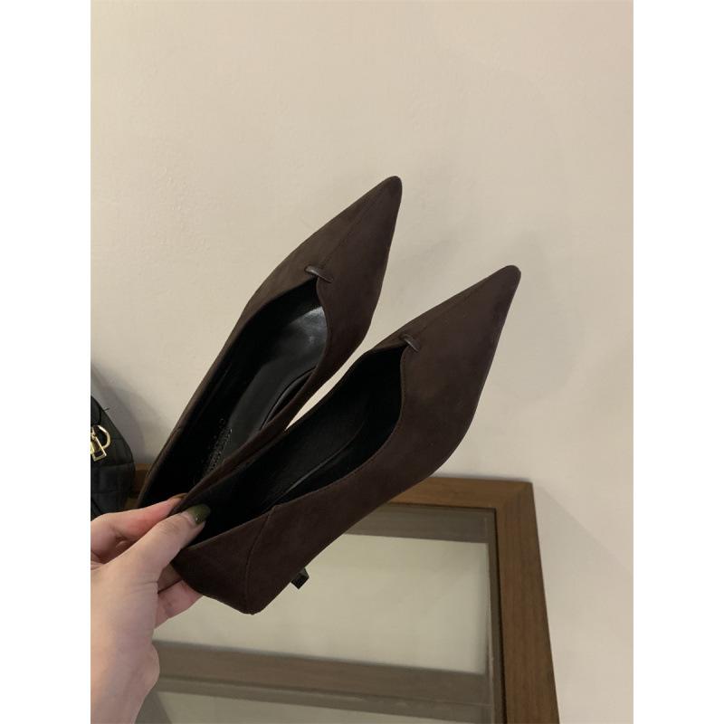 

2025 new pointed suede cat heel high heels women s thin heel shallow mouth single shoes autumn versatile professional work shoes 39 темно-коричневого