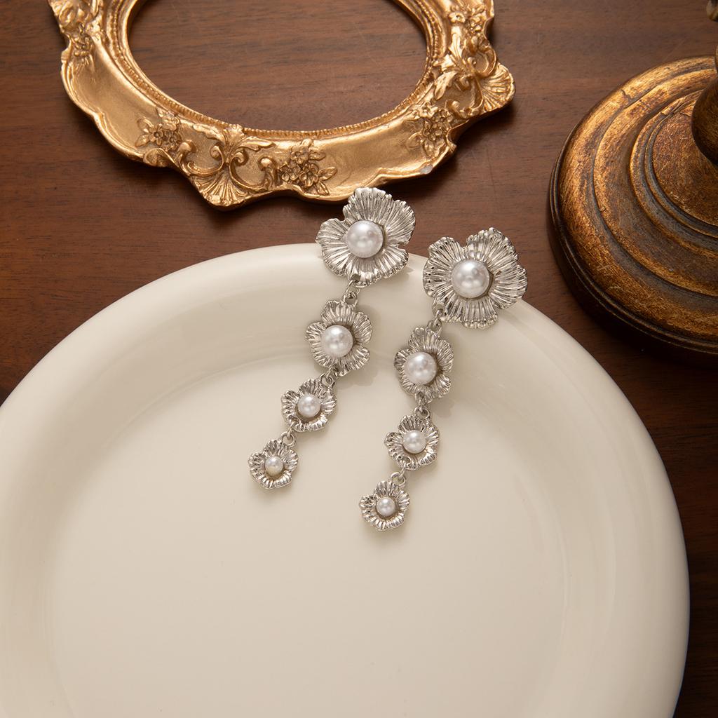 Metal Stud Earrings Retro Pearl Inlaid Pleated Flower Fringed Earrings Light Luxury Premium Earrings