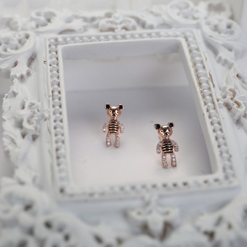 

Модные милые серьги с медвежонком, инкрустированные бриллиантами, для женщин раннего лета с индивидуальным нишевым дизайном, серьги с мультяшными животными