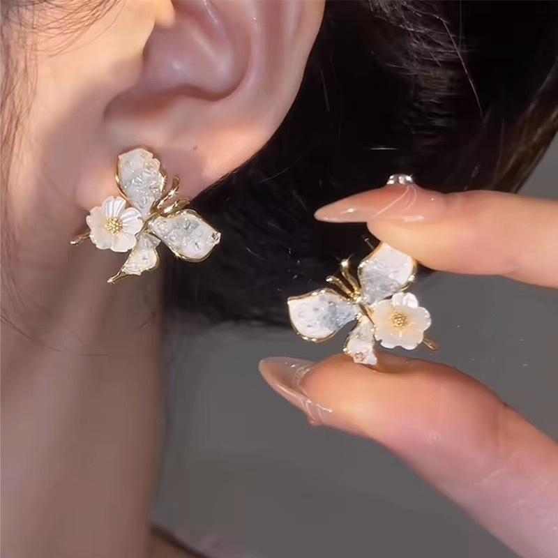 

Sweet little fresh crystal flower butterfly stud earrings women, silver needle trend earrings versatile temperament earrings 925 silver needle синий
