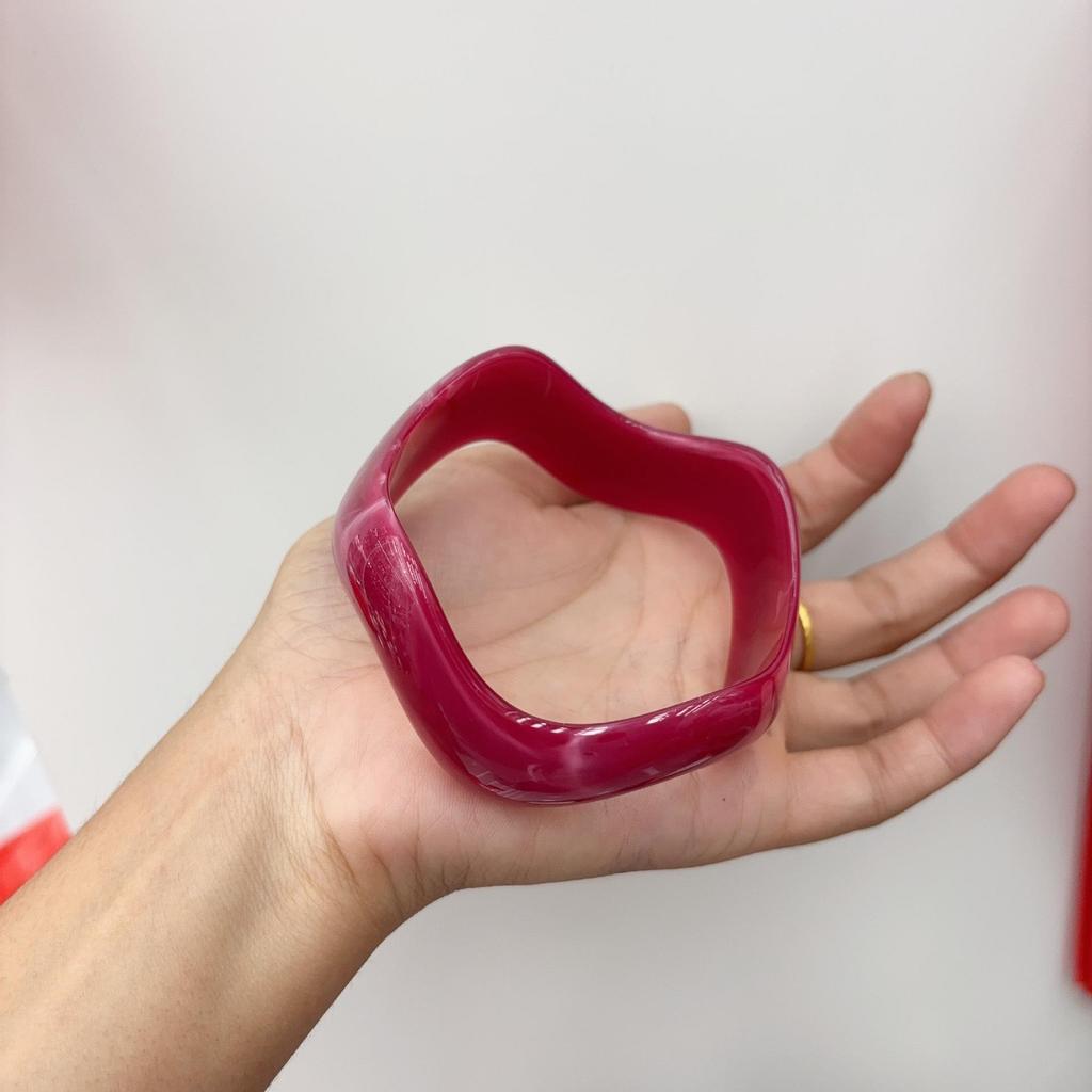 Acrylic Gradient Wave Wide Bracelet - Luxurious, High-End, Fashionable & Versatile Bracelet.