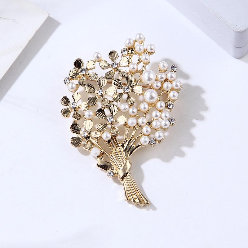 Bouquet Pearl Brooch Temperament Creative Elegant Pin for Women Coat Trench Coat Accessory Exquisite Hypoallergenic Long-Lasting Color Gift