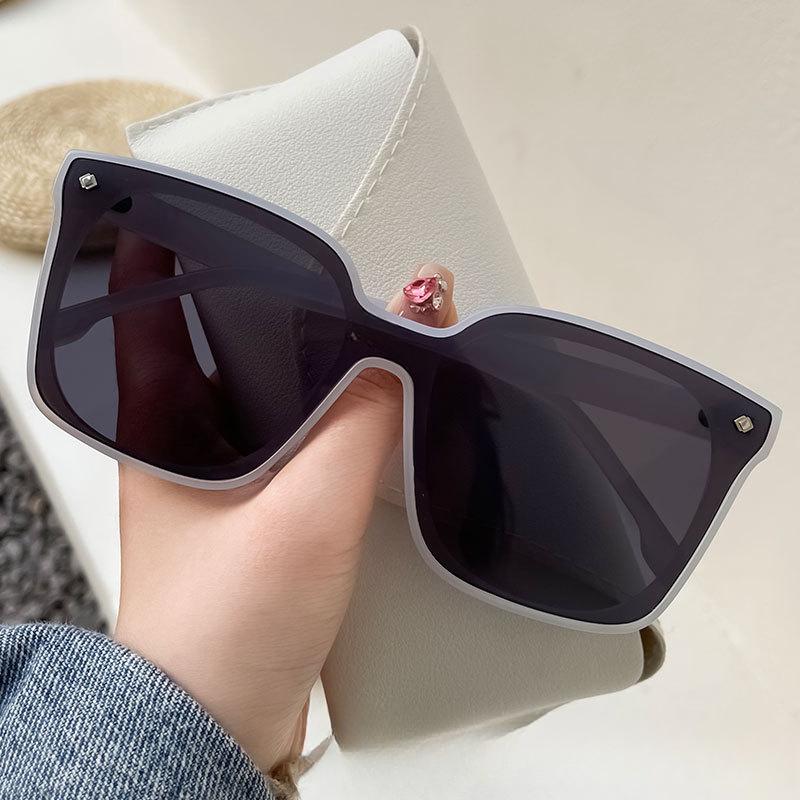 

Солнцезащитные очки с овальными сросшимися линзами и метрами для ногтей Европейские и американские модные женские солнцезащитные очки для знаменитостей в Интернете.