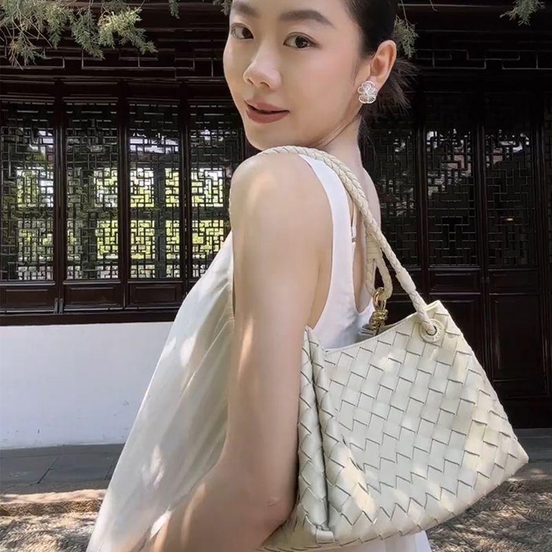 

Light Luxury Niche High-Grade Super Hot Woven Bucket Bag Carrying Square Sling Bag Commuter Shoulder Underarm Bag Parachute Bag Sand color
