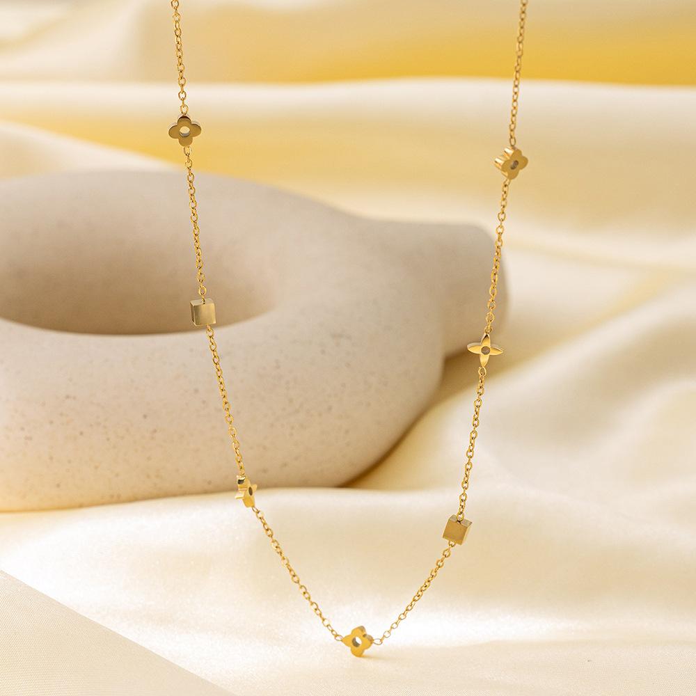Square flower necklace women's light luxury niche high sense collarbone chain Internet celebrity four-leaf clover accessories tide