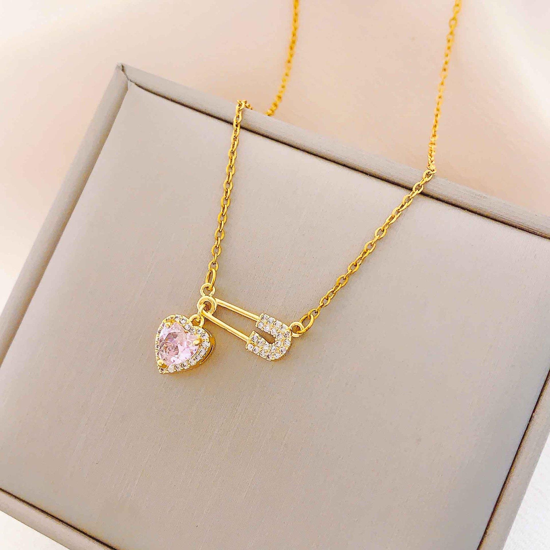 

Ожерелье Европейское и американское Любовь Булавка Ожерелье Женская Индивидуальность Легкая Роскошь Титановая Сталь Цепочка на Ключицу Ветер Продвинутое Чувство Ниша