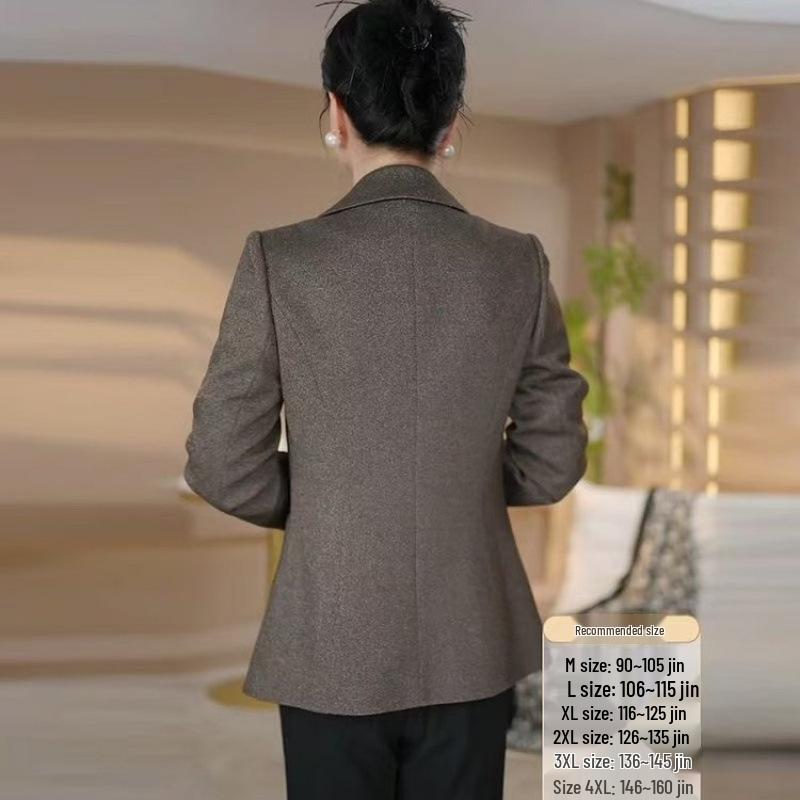 Trendy Slimming Jacket for Petite Women: Conceal Flaws & Look Younger