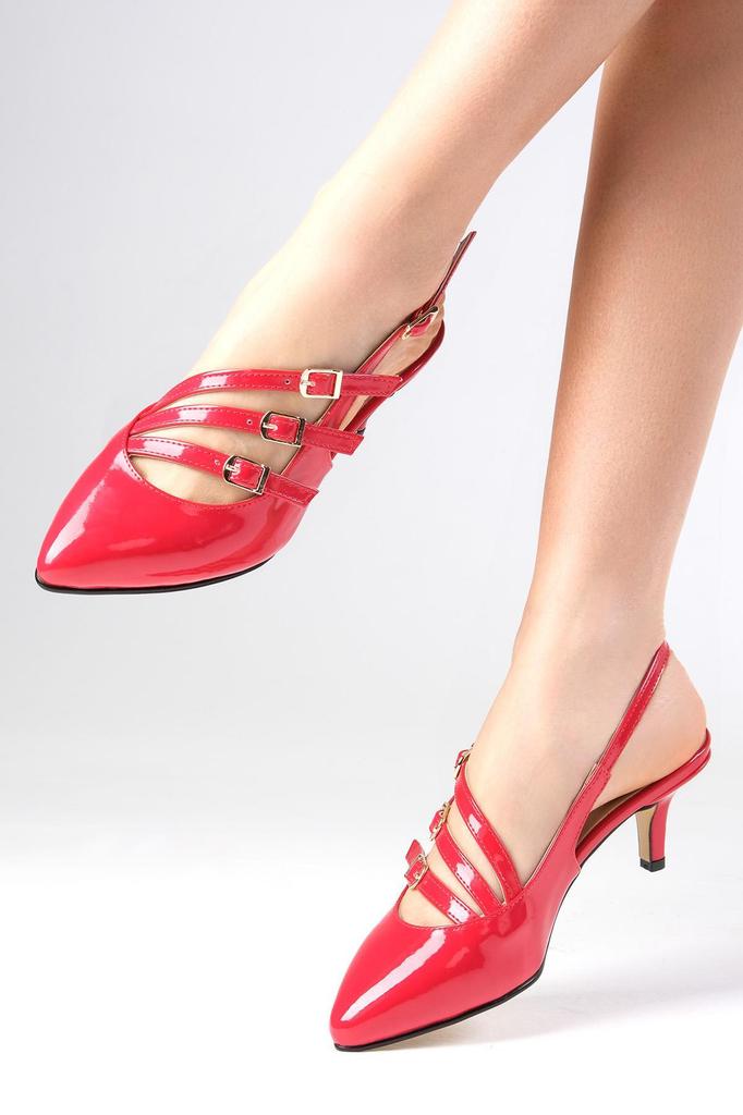 Naomi Damenschuhe aus rotem Lackleder mit offenem Rückenband und detailliertem Kurzabsatz