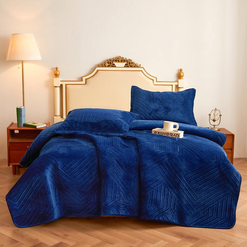 Luxury Velvet Quilt and Bedspread Set: Three-Piece High-End European Style with Multifunctional Bed Sheet and Blanket