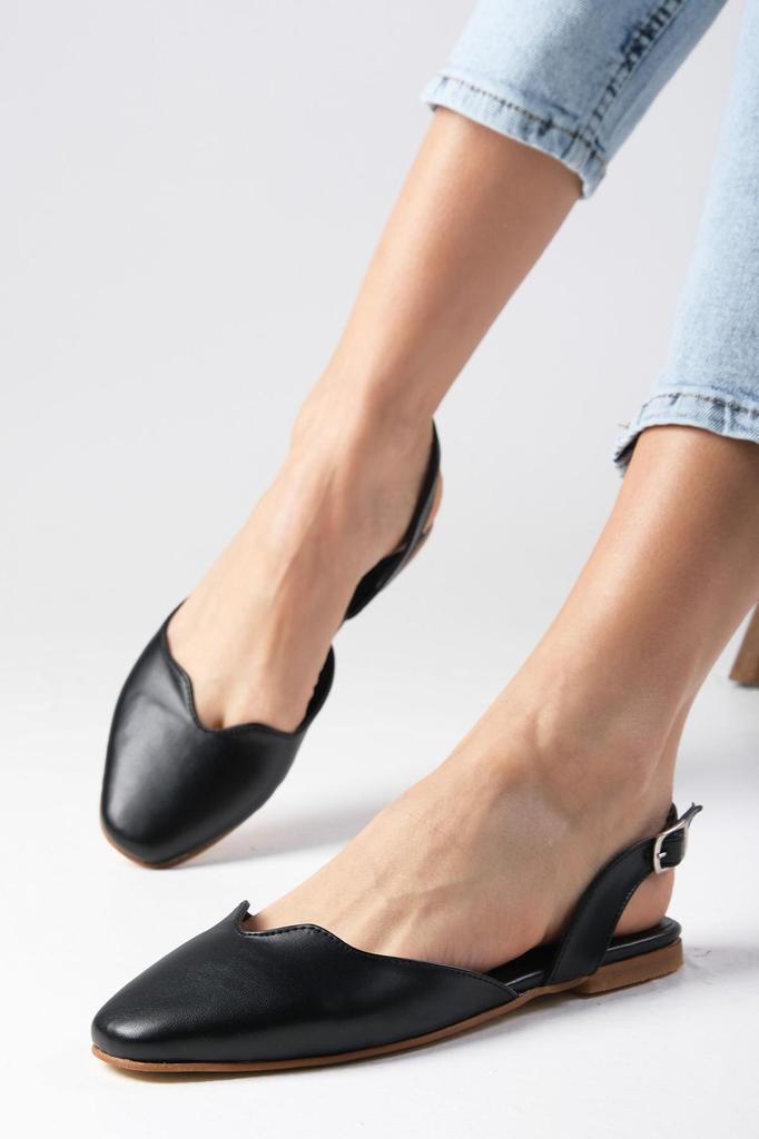 Dámské ploché boty Mayra černé barvy s otevřenou patou a plochou špičkou, baleríny