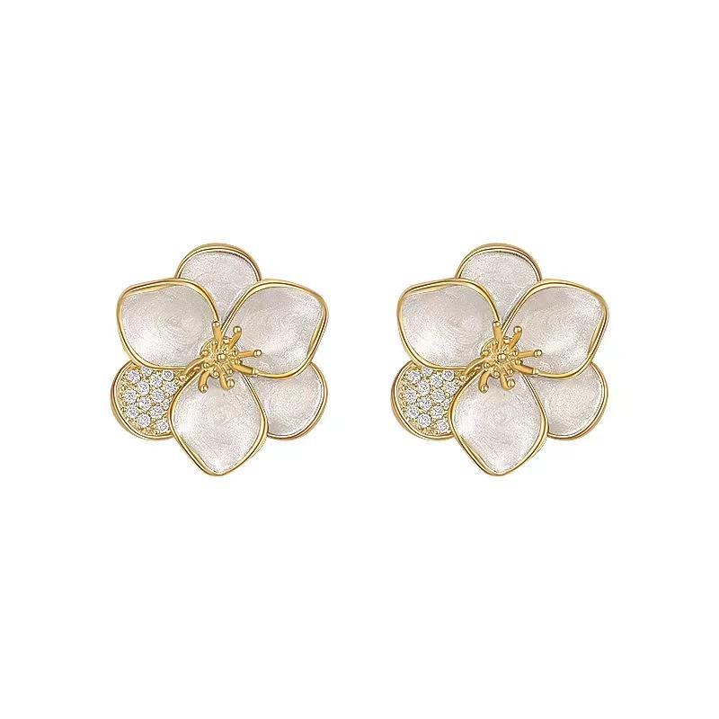 Elegant Light Luxury Flower Stud Earrings - Fashionable and Versatile Ear Accessories