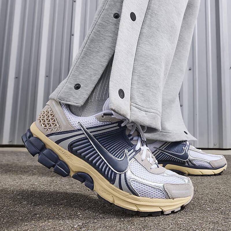 Nike Zoom Vomero 5 Men's Retro Cushioning Shoes