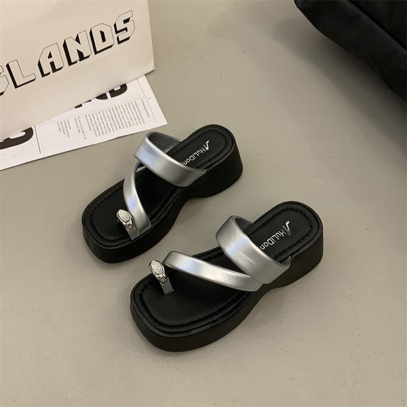 French thick-bottomed toe slippers for women's summer wear 2025 new rhinestone high-end skirt, toe-in-toe cool slippers