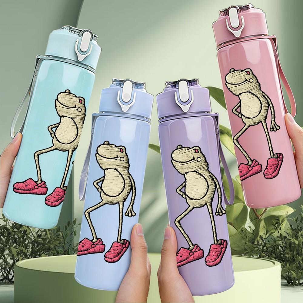 1PC Cute Dancing Frog Cartoon Print 750ml Color Plastic Sports Water Bottle Leakproof Flip Straw Lid Suitable for Sports Office Home Use