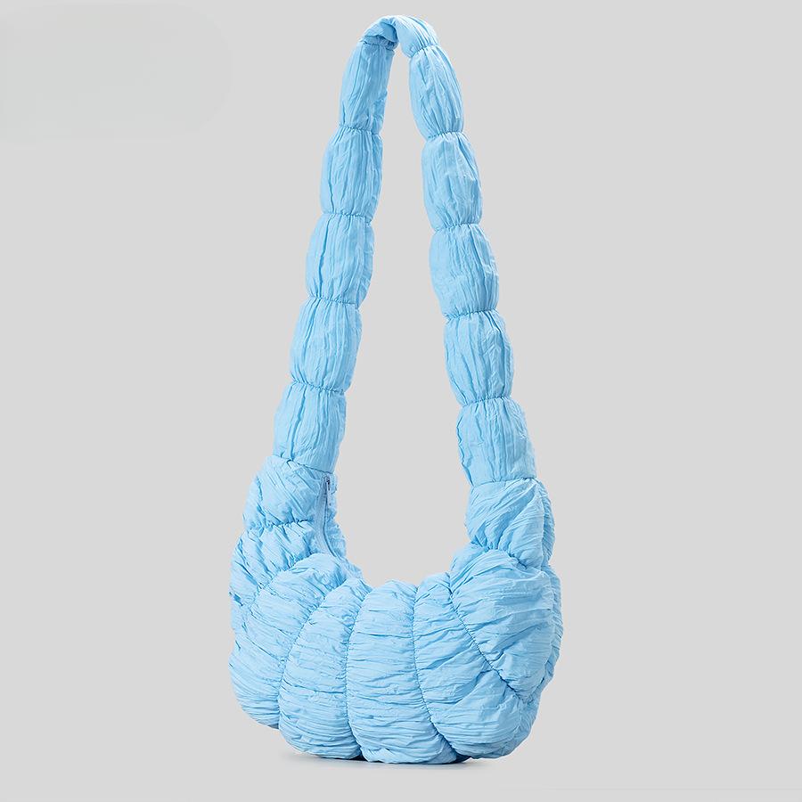 

Женская легкая сумка-круассан с текстурой в виде полумесяца, уменьшающаяся в размерах, через плечо небесно-голубой