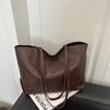 Retro high-end large-capacity bag tote bag, new simple commuter bag, fashionable single shoulder armpit bag.