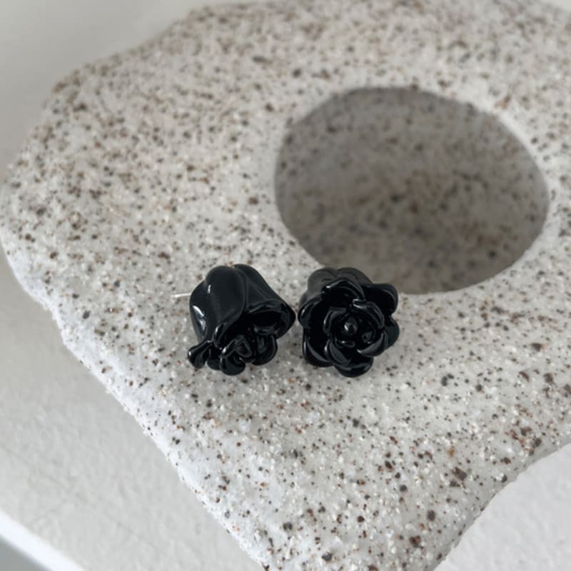 FANTASTIC PLANET falling rose earrings (BLACK)