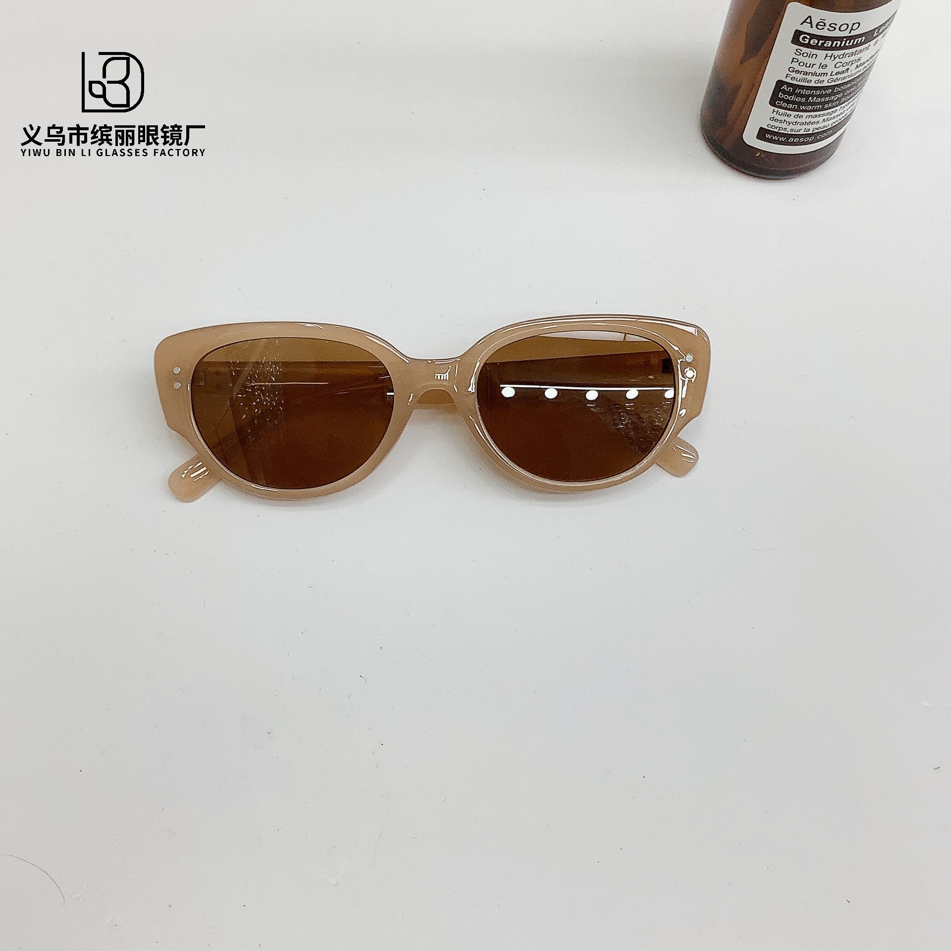 

Ретро Американские Женские Солнцезащитные Очки Кошачий Глаз Солнцезащитные Модные Простые Высококлассные Очки коричневый