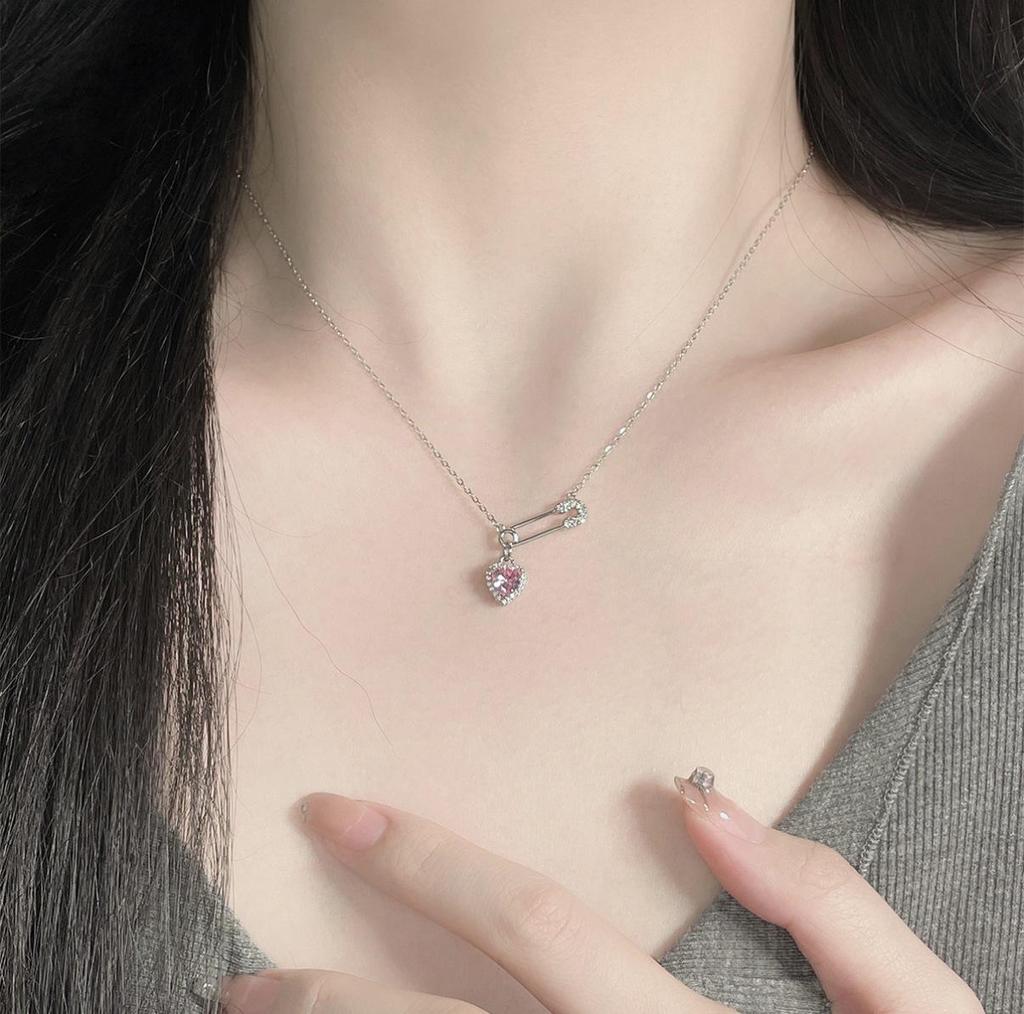 Heart-Shaped Zircon Paperclip Necklace for Women, Light Luxury Clavicle Chain In Runaway Princess Style.