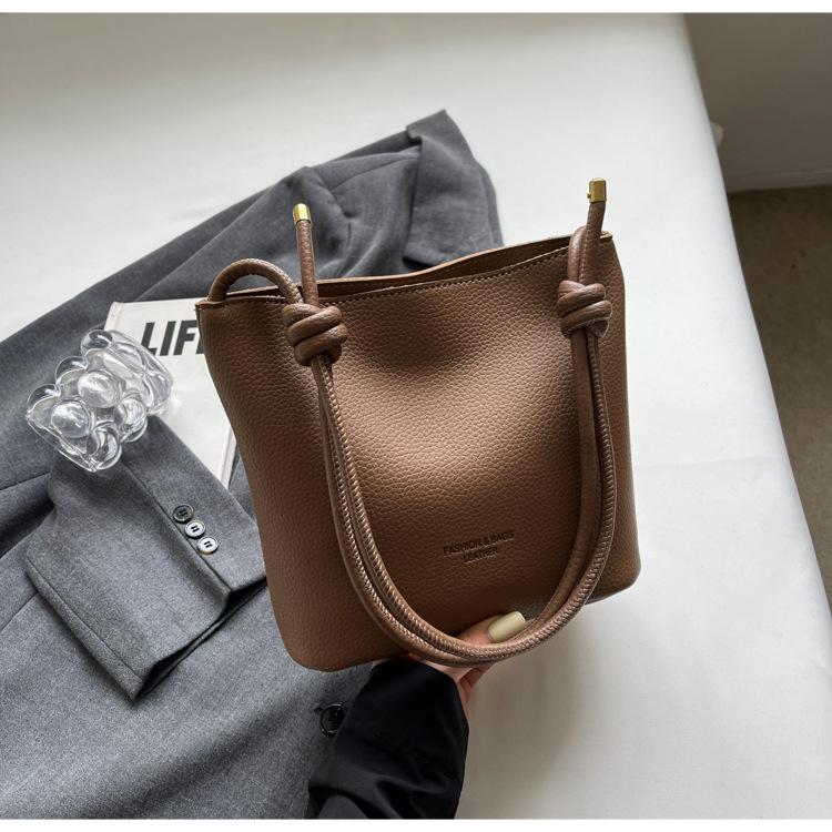 New Fashion Shoulder Bucket Bag Simple Personality Versatile Autumn and Winter Fashion Crossbody Temperament Women's Bag