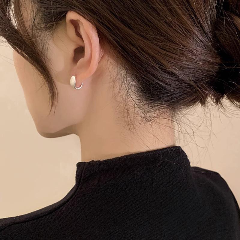 Neue Retro-Ohrringe in Goldfarbe für Damen Matt Minimalistisch Metall Silberfarbe Einfacher Matt-Anhänger Gebogen Elegant Edler Schmuck Geschenk