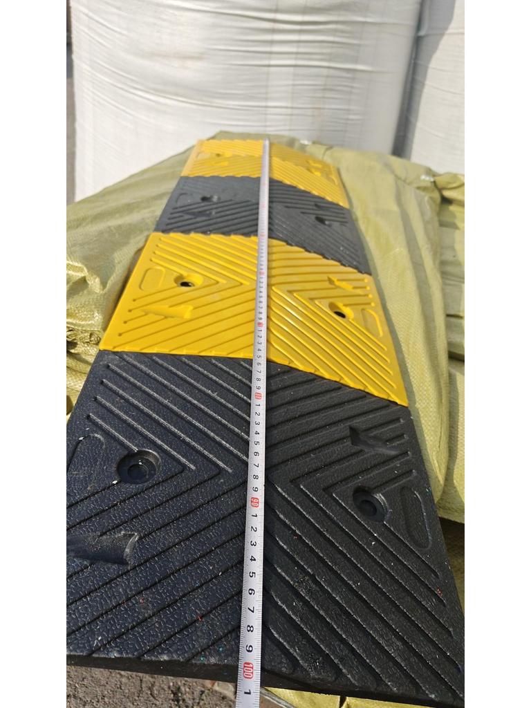 Rubber Speed Bump Curb Ramp Mat for Road, Parking, and Doorway Use