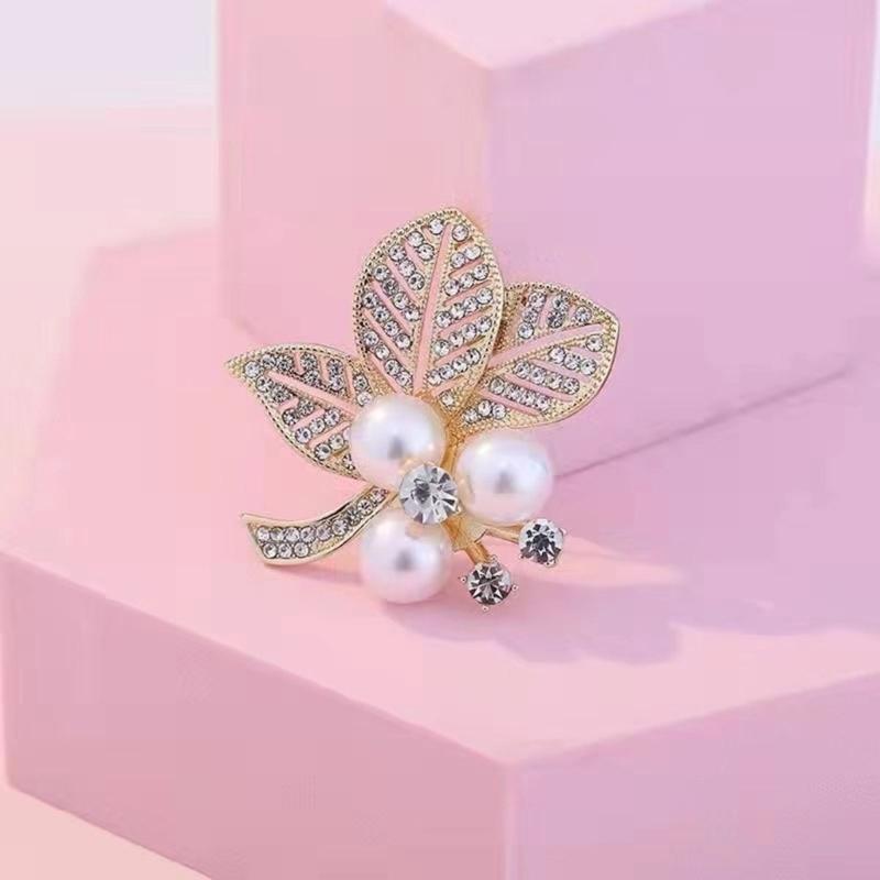 Elegant Floral Pearls And Crystal Rhinestones Brooch For Women Alloy Jewelry Accessory For Formal Event
