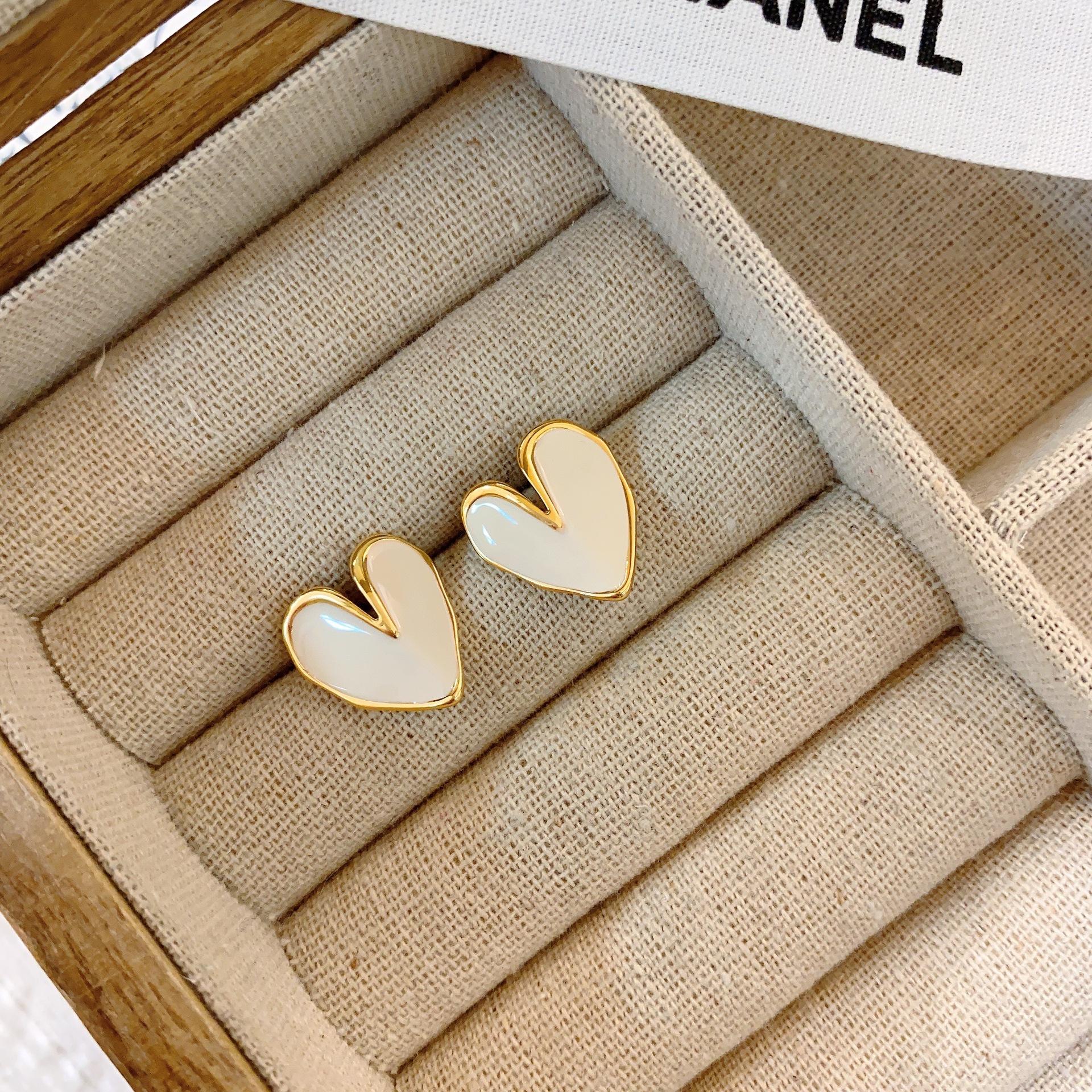 

Бежевые серьги-пусеты «Капающая любовь» Женский дизайн Высококлассные серьги Ретро Темпераментные серьги