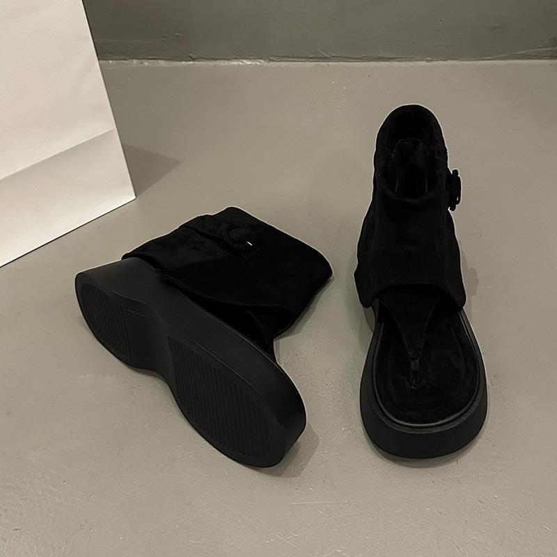 

Босоножки на мезонине женские новые летние замшевые нишевого дизайна на толстой подошве крутые ботинки ретро женская обувь 40 чёрный