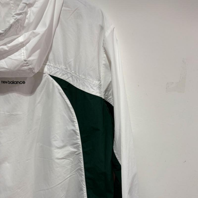 New Balance Uni Flying Lightweight Hooded Windbreaker Nbnaf21433 White