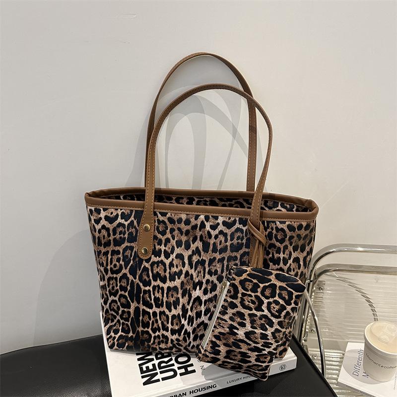 

Bags women s new trendy fashion shoulder bags large capacity niche portable tote bags shopping bags коричневый