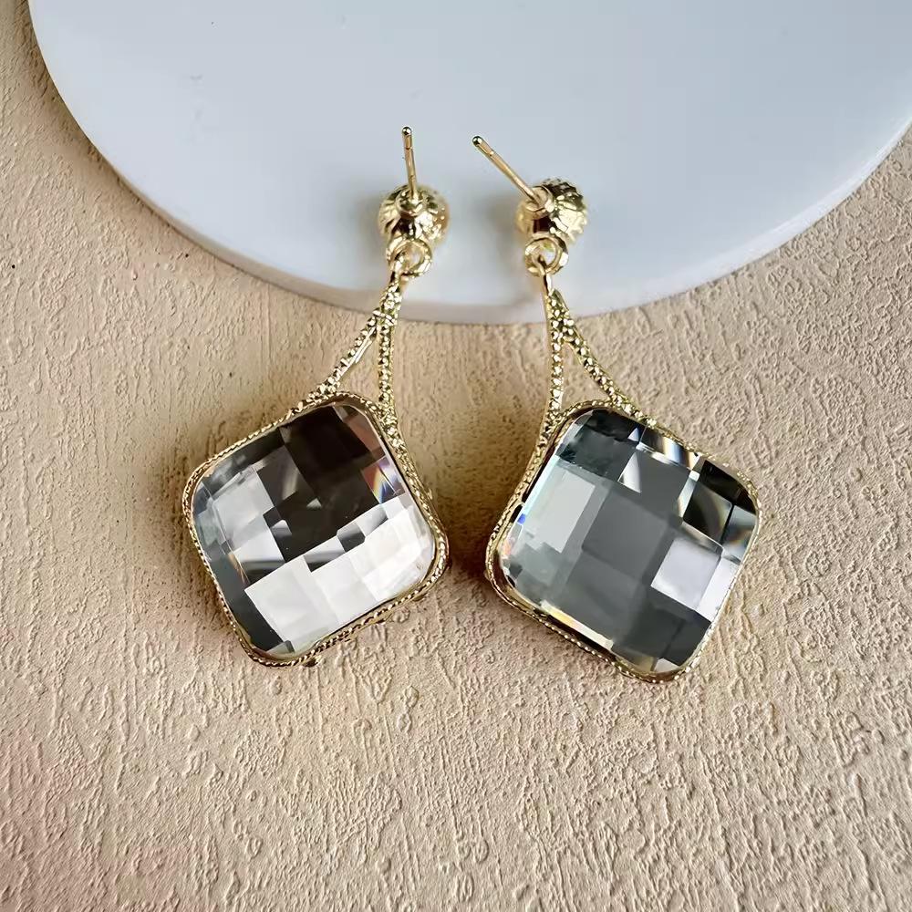 High-End Metal Hollow Rhombus Stud Earrings Fashion Versatile Temperament Trend Earrings Niche Design Light Luxury Women