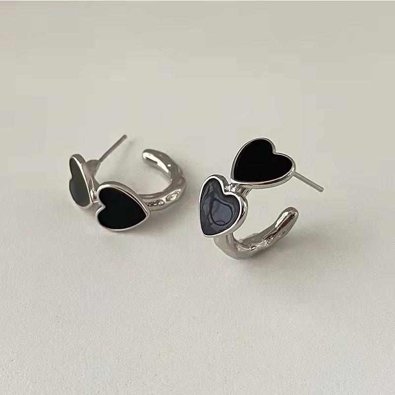 Vintage Goth Black Enamel Heart Stud Earrings for Women Fashion Sweet Hollow Metal C-Shaped Earrings Party Jewelry Aesthetic