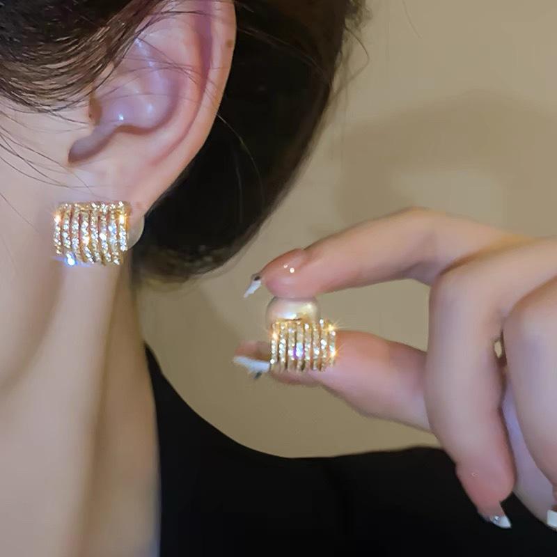 Exquisite Geometric Flower Diamond Stud Earrings - Light Luxury Fashion Style