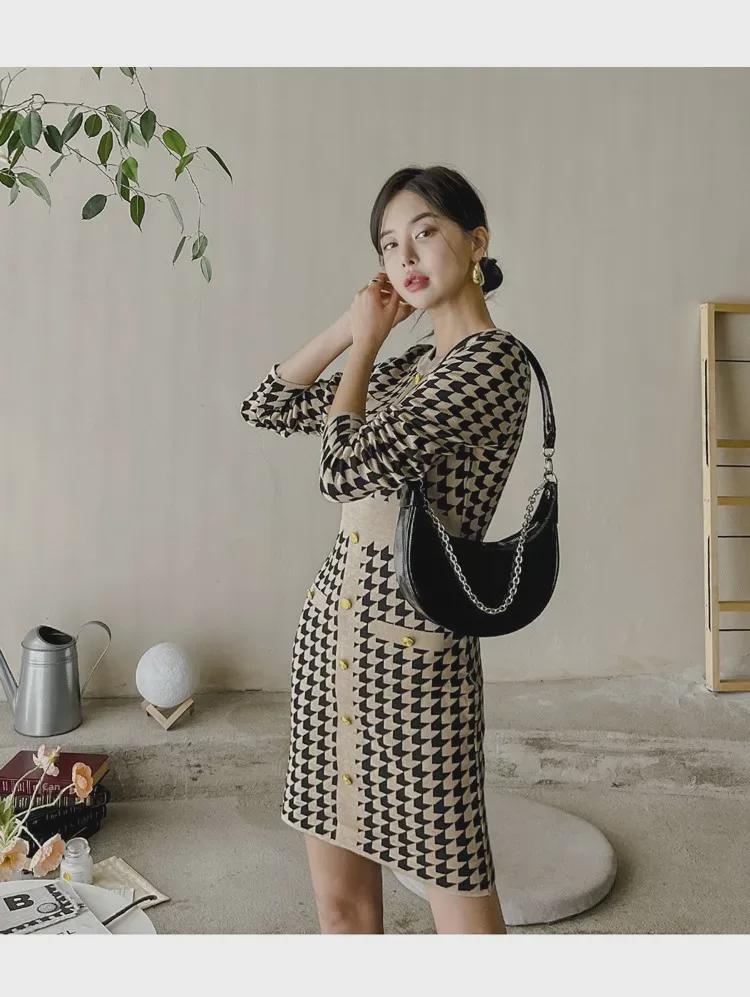 Dámské retro pletené svetrové šaty v korejském stylu s designem pasu ve stylu falešného dvoudílného oblečení - Móda 2023