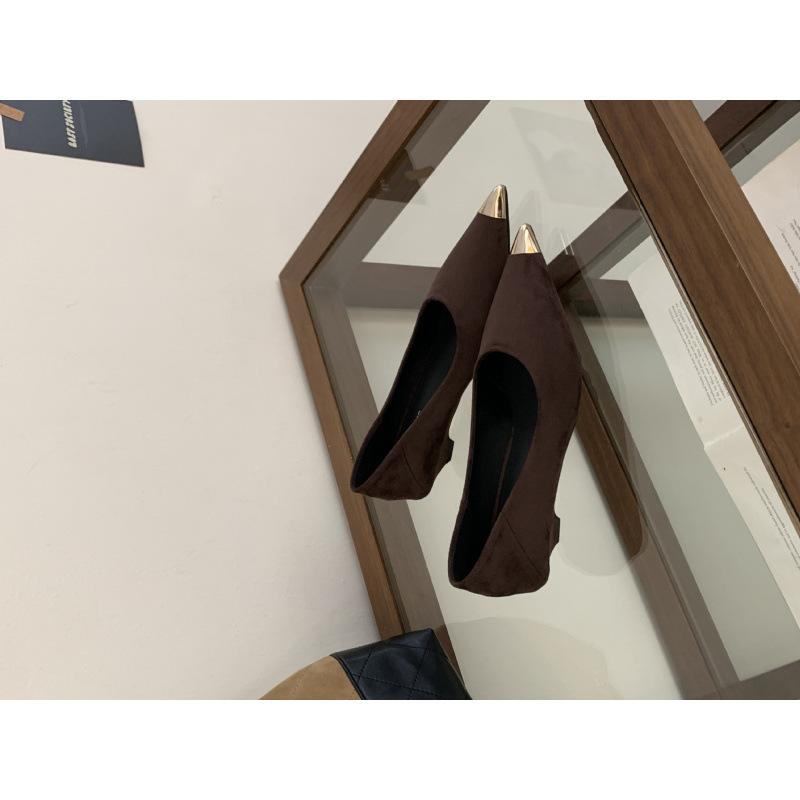 

2025 новые французские туфли-лодочки с острым металлическим носком и высоким каблуком, женские замшевые туфли на толстом каблуке, подчеркивающие утонченный темперамент 39