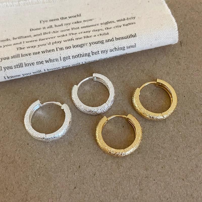 Simple and versatile matte circle ear buckle women's niche personality fashion temperament unique elegant fashion earrings earrings