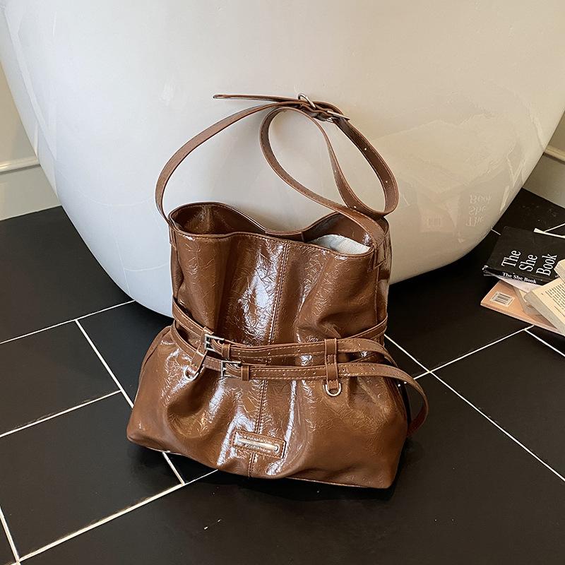 

Retro high-end underarm bag women s 2025 new simple commuter bucket bag large-capacity shoulder messenger bag коричневый