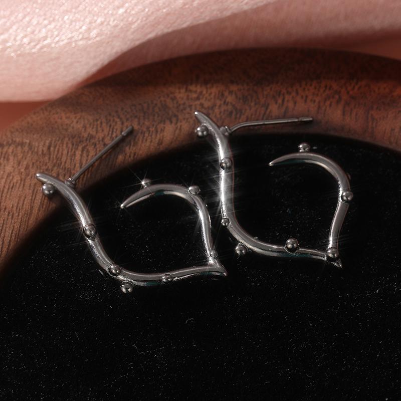 Vintage Black Color Metal Carving Geometric Heart Patterns Dangle Earrings for Women Jewelry