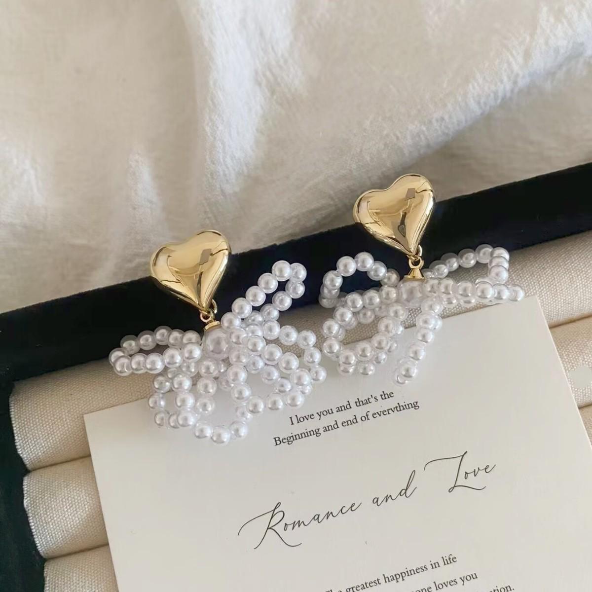 Elegant French Heart Pearl Bow Earrings: High-End Light Luxury Niche Design, Versatile Stud Accessory