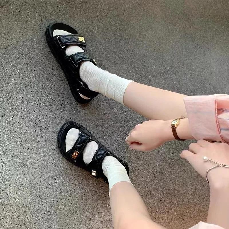2024 Høykvalitets Plattformsandaler Dame Bred Stropp Plattform Sandaler med Åpen Tå for Kvinner Kvinnelig Flat Sandal Sommersko Damesko
