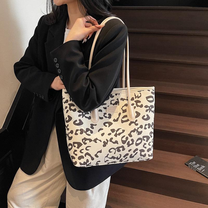 Bag women's large-capacity new summer versatile leisure shoulder college student class commuting tote bag