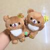 10CM chairoikoguma Bär Glücksbringer Plüsch Schlüsselanhänger Süße Hände hoch Süßer Rilakkuma Bär Weiche Flauschige Plüschpuppe Kleiner Anhänger Geschenk
